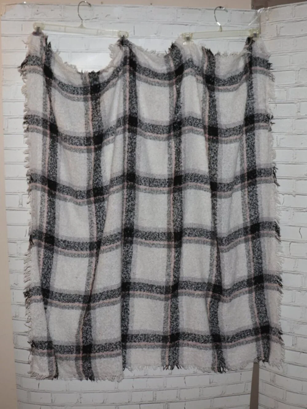 🖤🤍💗 Plaid Knit Throw Blanket · 50